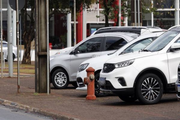 Transitar busca solução quanto ao uso indevido de calçadas para comércio de veículos