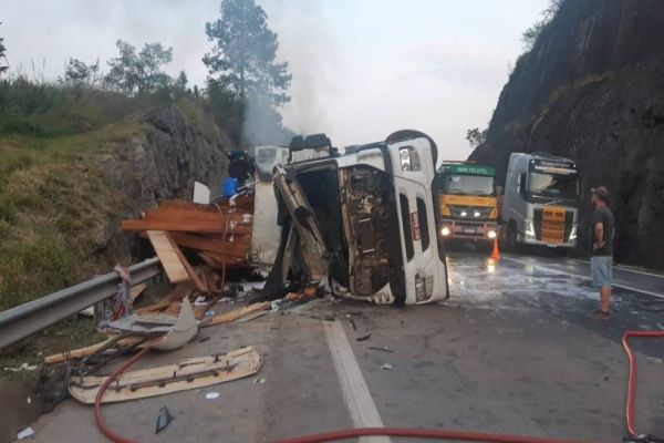 Imagem referente a notícia: Caminhão carregado com madeira tomba na BR-101, mata casal de ciclistas e dois motociclistas