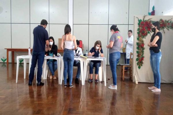 Com doses para população em geral, Paraná aplicou 56,7 mil vacinas no fim de semana