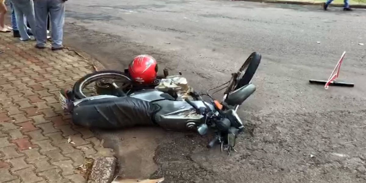 Motociclista fica gravemente ferido após acidente no Bairro Coqueiral