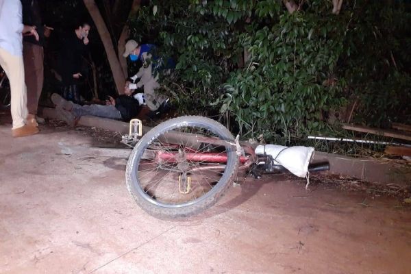 Imagem referente a notícia: Ciclistas ficam feridos após colisão frontal entre bikes na Rua Olindo Periolo