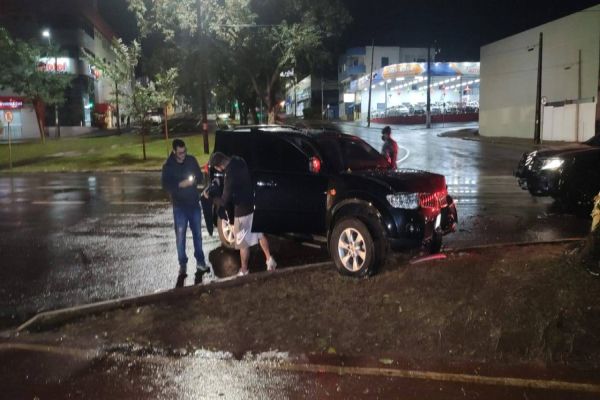 Imagem referente a notícia: Após tentativa de fuga, assaltantes colidem carro contra árvore na Av. Brasil e um acaba preso