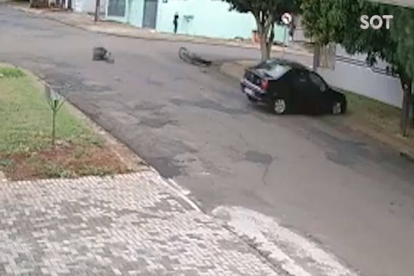 Imagem referente a notícia: Câmera de segurança registra grave acidente no Bairro Coqueiral