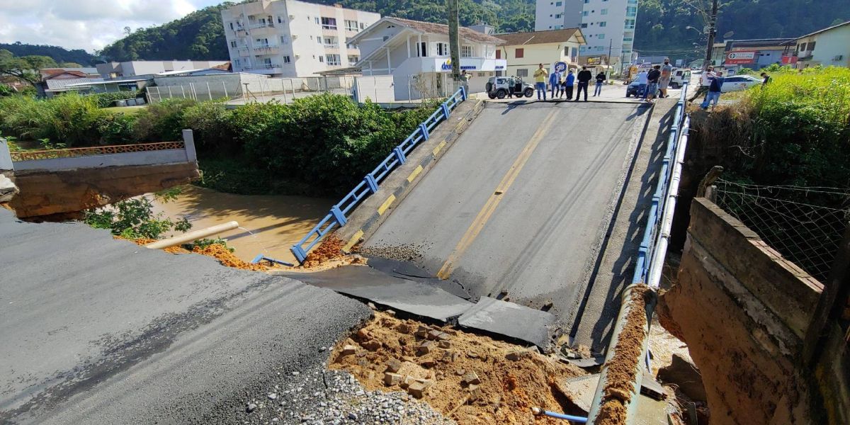 Ponte desaba e caminhão escapa de acidente por segundos em SC