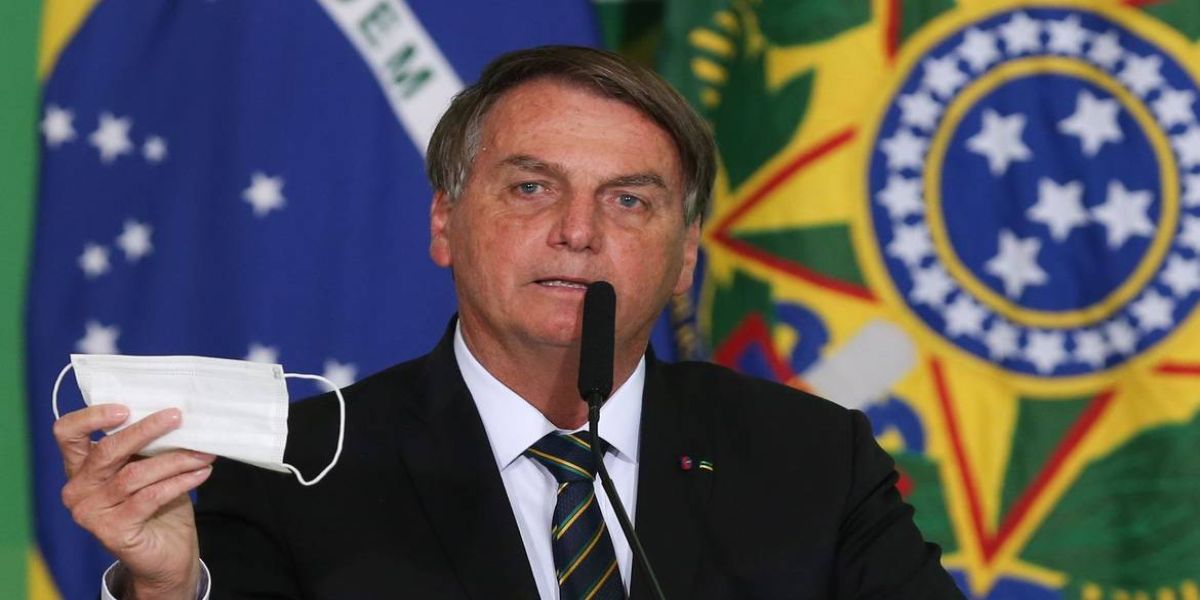 Bolsonaro pede parecer para desobrigar uso de máscara por vacinados