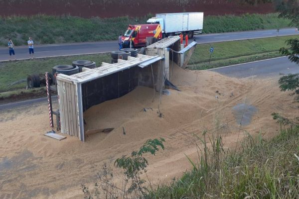 Imagem referente a notícia: Carreta de grande porte tomba na rodovia BR-467 e carga fica sobre a pista
