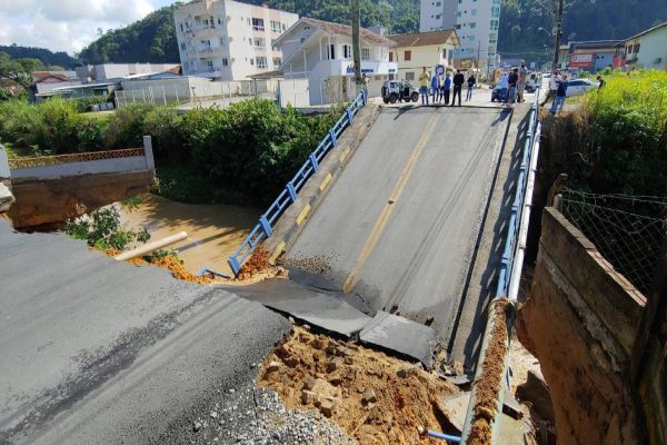 Imagem referente a notícia: Ponte desaba e caminhão escapa de acidente por segundos em SC