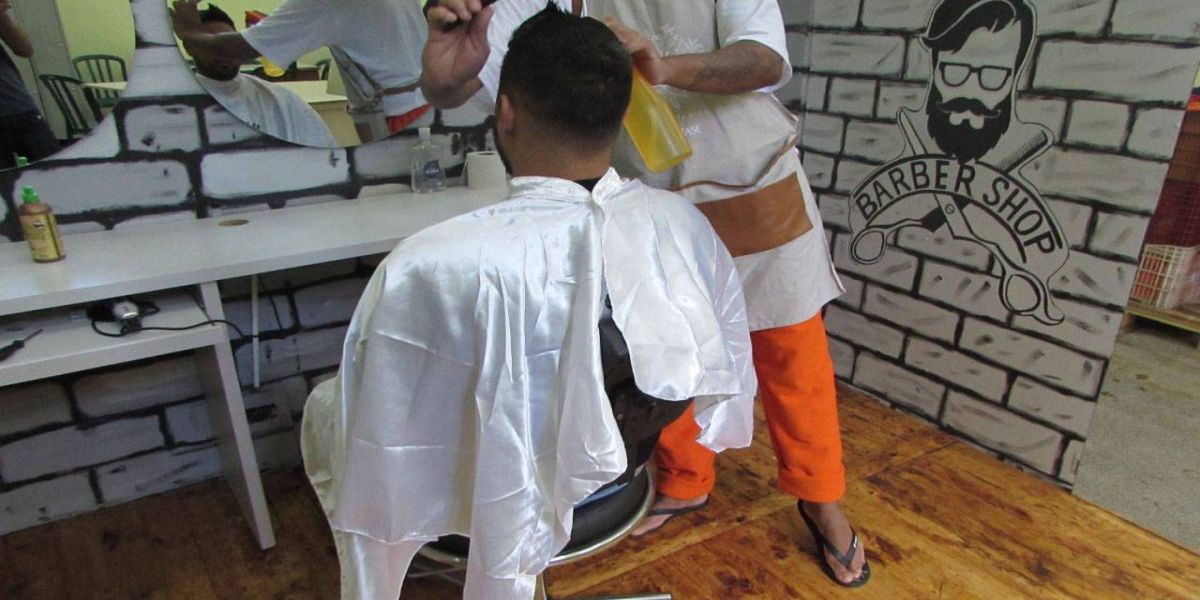 Presos da penitenciária de Cascavel participam de minicurso com barbeiro profissional
