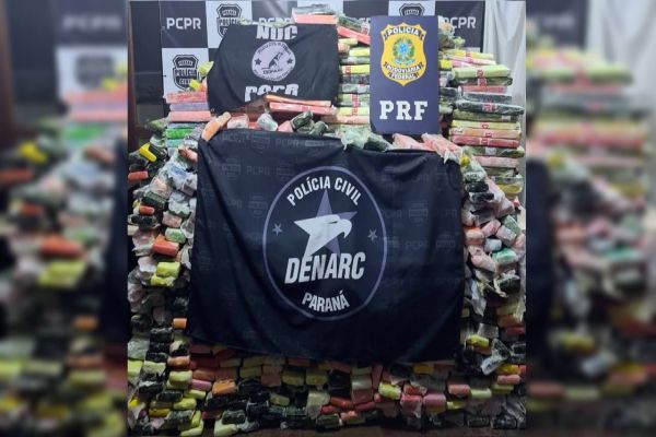 Imagem referente a notícia: Denarc apreende 1.650 quilos em bagageiro de ônibus em Cascavel
