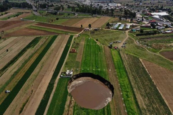 Imagem referente a notícia: México chama atenção do mundo por cratera gigante que não para de crescer