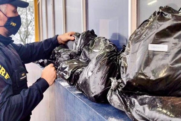 Imagem referente a notícia: PRF apreende 135 Kg de “Ecstasy Genérico” em Santa Terezinha de Itaipu