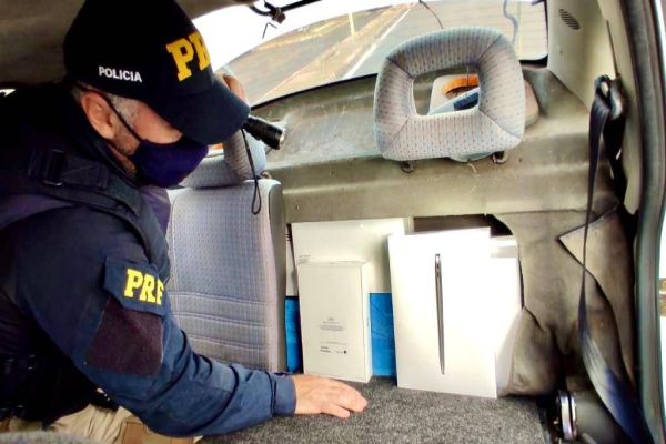 Imagem referente a notícia: PRF apreende eletrônicos em descaminho avaliados em R$ 80.000,00