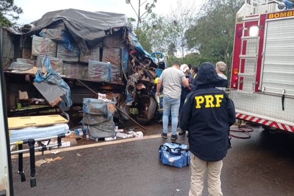 Imagem referente a notícia: PRF apreende cigarros contrabandeados em caminhão envolvido em acidente na BR-272