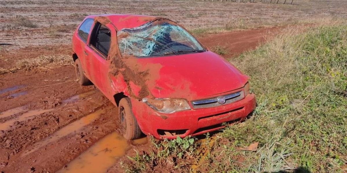 Palio capota após desviar de carro que acessava a rodovia BR-369