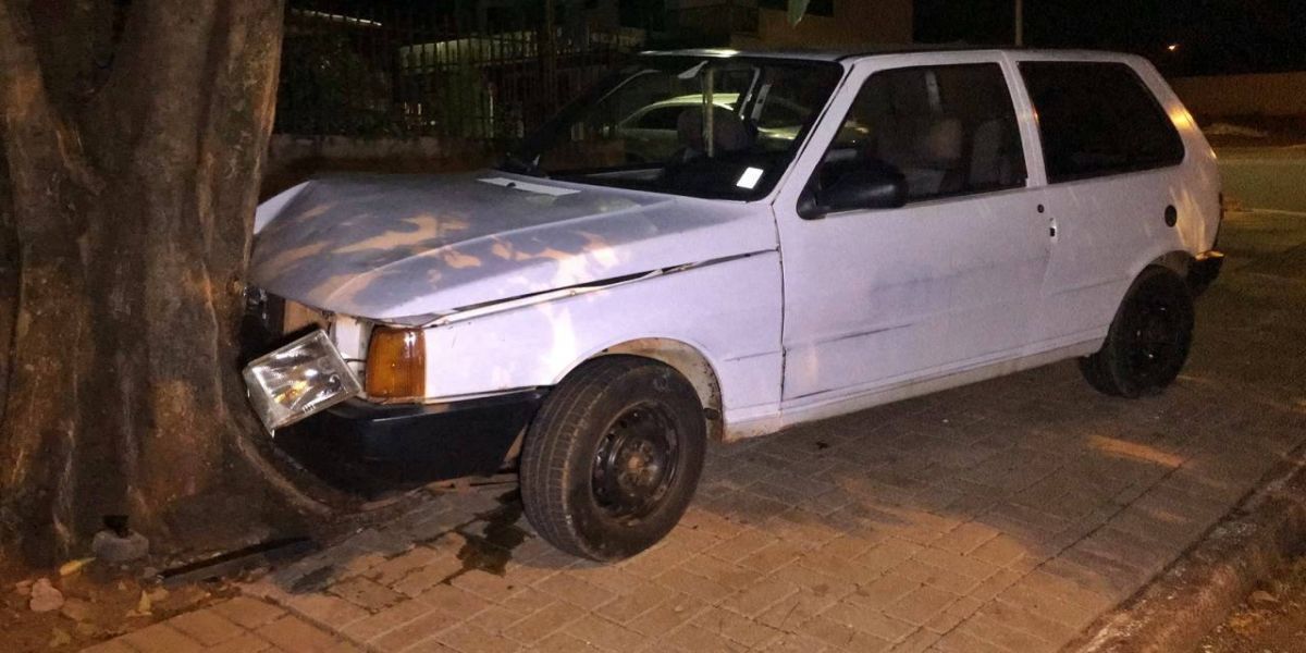Motorista perde o controle de carro, colide em arvore e abandona o veículo no Bairro Santa Cruz