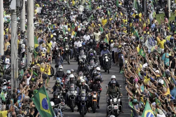 Foto relacionada a notícia: Além de aglomeração, “motociata” de Bolsonaro provoca acidente. Veja