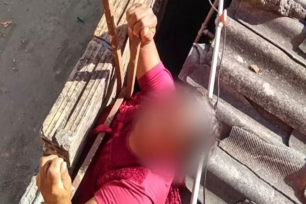 Idosa tenta pular muro da casa do filho e acaba ficando entalada em BH