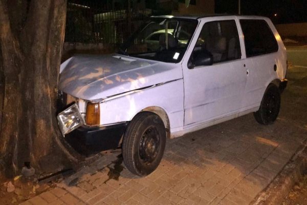Motorista perde o controle de carro, colide em arvore e abandona o veículo no Bairro Santa Cruz