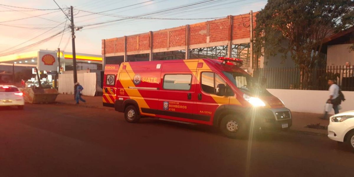 Homem sofre queda de três metros de altura após andaime ceder na Avenida Papagaios
