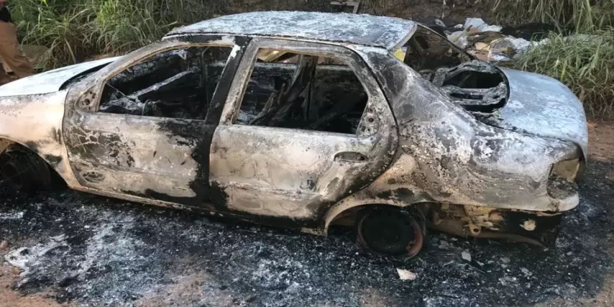 Homens encontrados carbonizados em carro no Orleans foram vítimas de emboscada, diz polícia