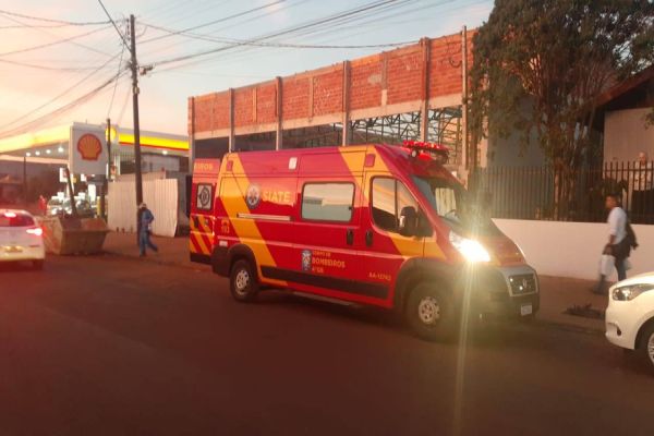 Imagem referente a notícia: Homem sofre queda de três metros de altura após andaime ceder na Avenida Papagaios