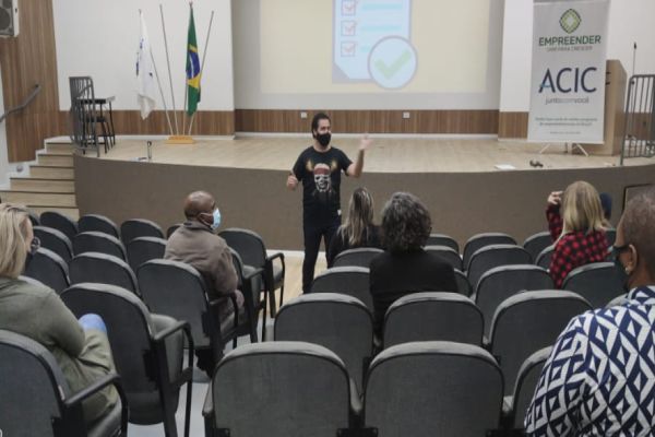 Terapeutas aprofundam saberes sobre comunicação de resultados