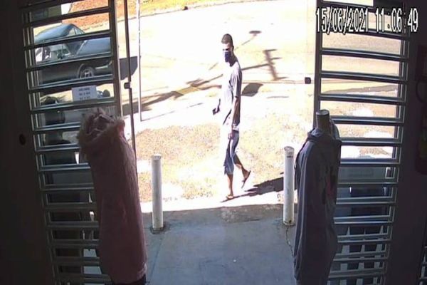 Imagem referente a notícia: Mulher é assaltada e trancada dentro de banheiro no Bairro Periolo