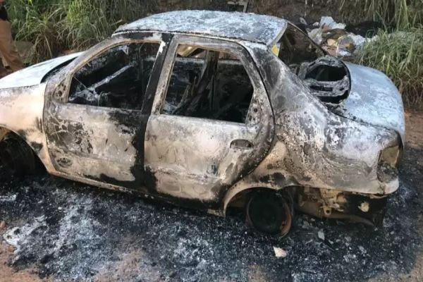 Imagem referente a notícia: Homens encontrados carbonizados em carro no Orleans foram vítimas de emboscada, diz polícia