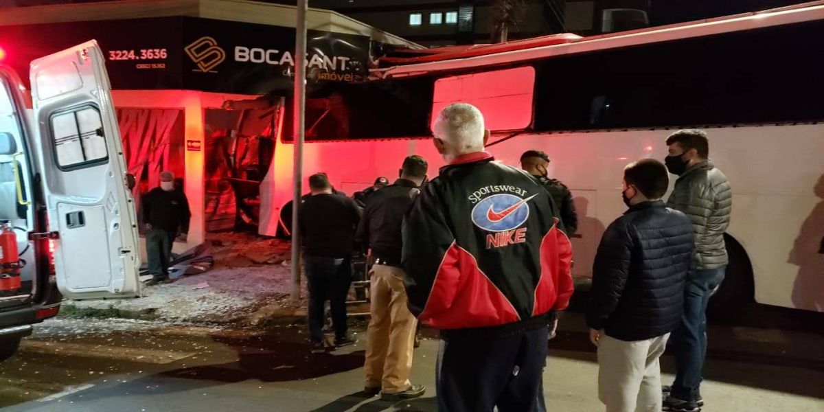 Ônibus desgovernado invade empresa em Pato Branco; Vídeo
