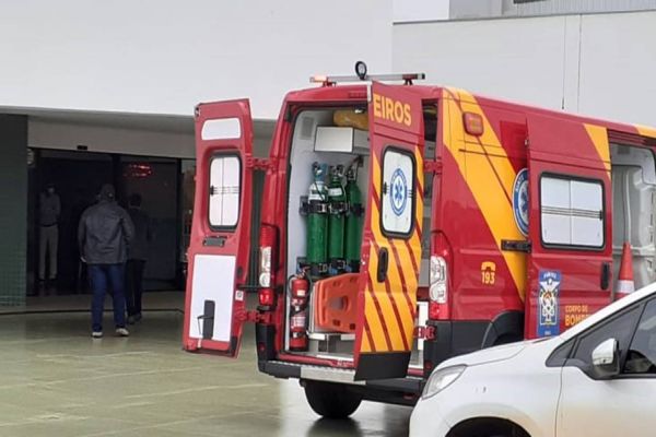 Imagem referente a notícia: Homem cai de prédio comercial no centro de Cascavel