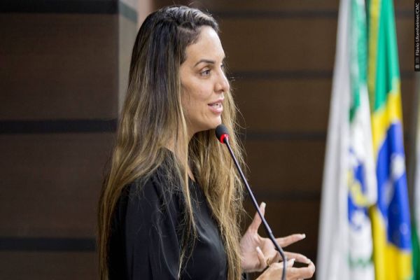 Patinadora Vanessa Nóbrega recebe votos de louvor na Câmara