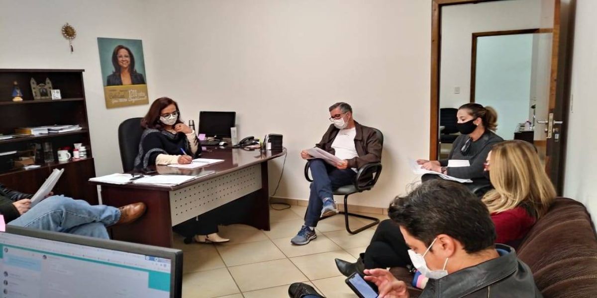 Beth Leal recebe ONG Latidos do Bem e departamento do bem-estar animal da prefeitura