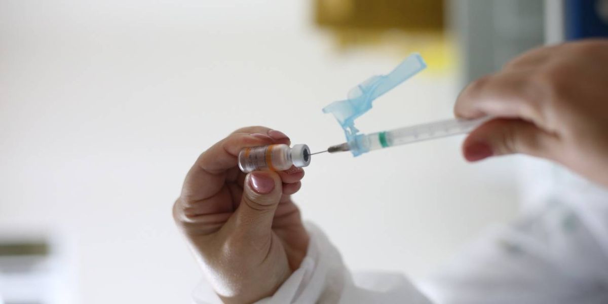 Especialista alerta para a necessidade de manter os cuidados contra a Covid-19, mesmo após a vacina