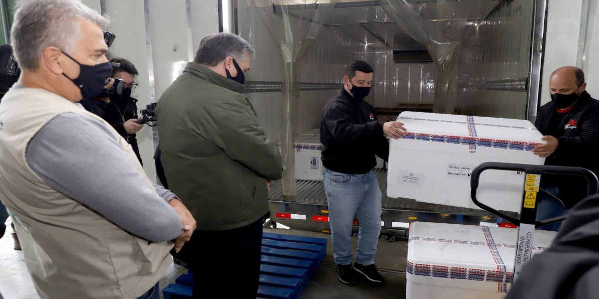 Paraná recebe 234 mil vacinas contra a Covid-19; doses da Pfizer vão para os 399 municípios