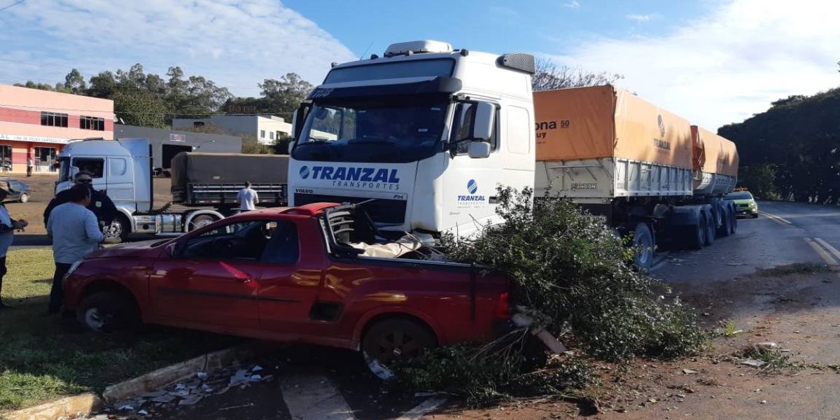 Cantagalo: Motorista de Montana fica gravemente ferido ao colidir veículo contra uma carreta