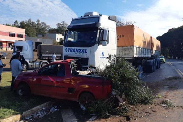Cantagalo: Motorista de Montana fica gravemente ferido ao colidir veículo contra uma carreta