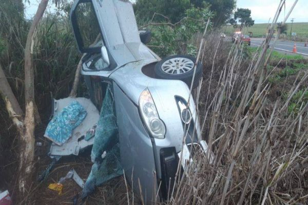 Vítima fica presa às ferragens em capotamento na BR-272 entre Guaíra e Terra Roxa