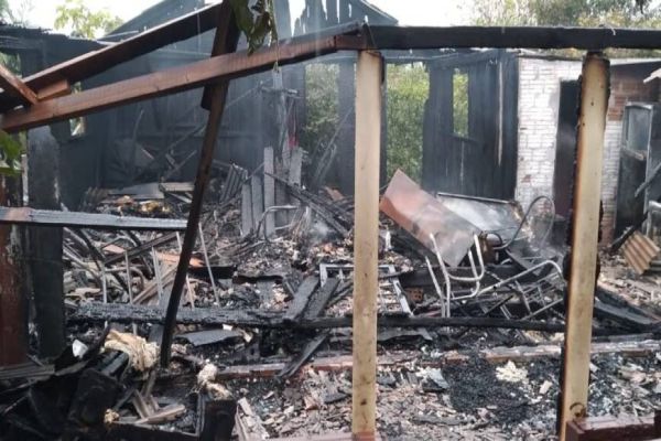 Mulher morre carbonizada dentro de residência em Toledo