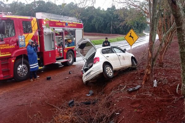 Imagem referente a notícia: Carro da Prefeitura São Pedro do Iguaçu colide contra barranco e deixa dois feridos na PR-585