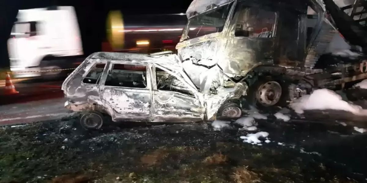 Carro e caminhão pegam fogo após batida frontal e motorista morre na BR-376; veja vídeo