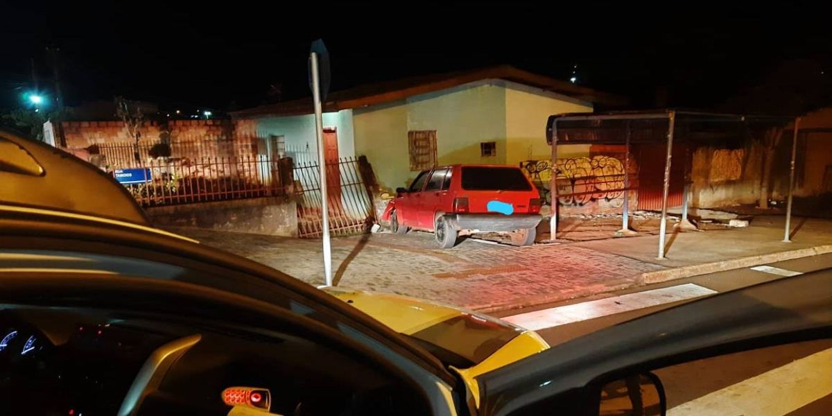 Durante tentativa de fuga, homem bate veículo furtado em muro de residência no Bairro Santa Cruz