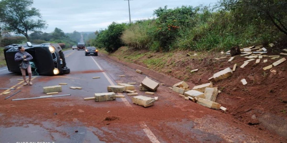 Caminhonete com 950 kg de maconha tomba na PR-182