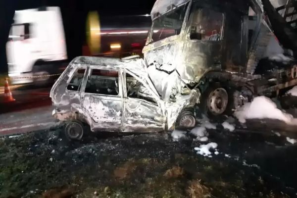 Imagem referente a notícia: Carro e caminhão pegam fogo após batida frontal e motorista morre na BR-376; veja vídeo