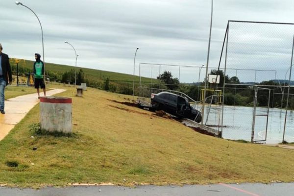 Imagem referente a notícia: Homem passa mal, perde controle do veículo e cai em ribanceira no Bairro Riviera