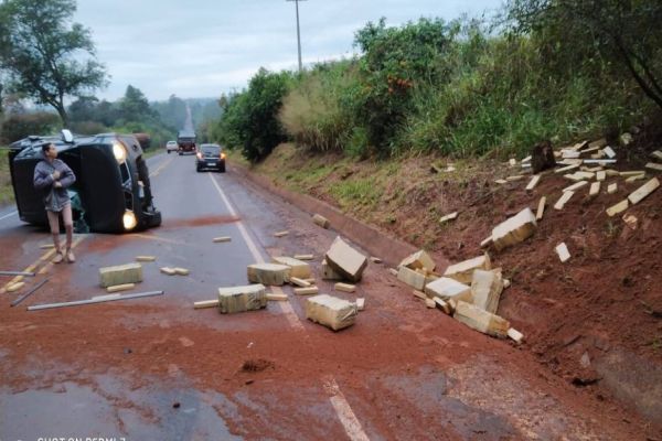 Imagem referente a notícia: Caminhonete com 950 kg de maconha tomba na PR-182