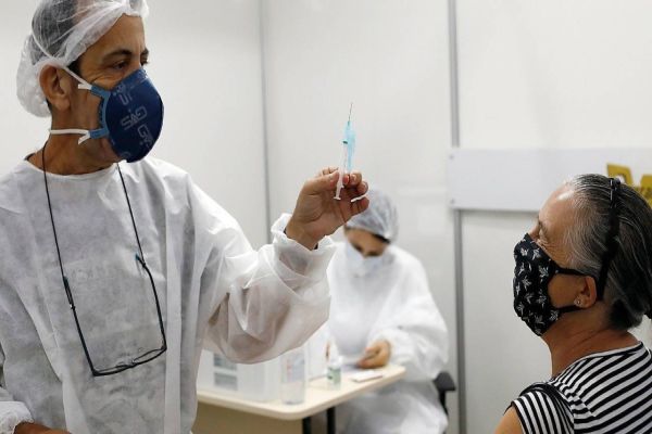 Cascavel vacina pessoas com 43 anos completos ou mais contra a Covid-19