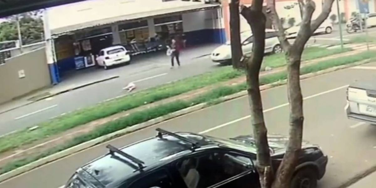 Criança escapa da mãe e é atropelada em Maringá; veja o vídeo
