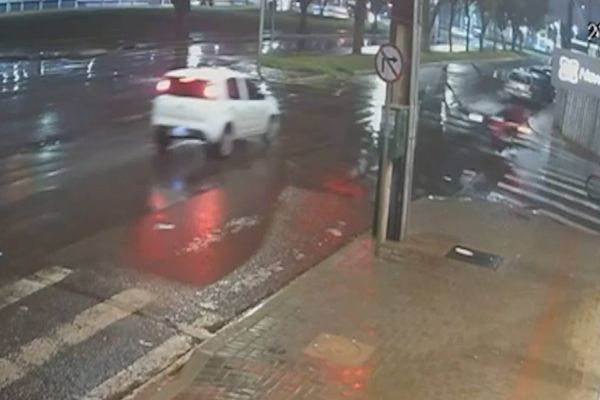 Imagem referente a notícia: Câmeras de monitoramento registra colisão de trânsito que deixou entregador ferido na Rua São Paulo