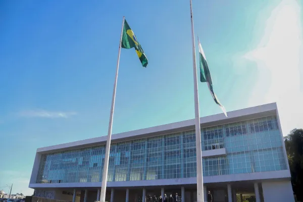 Foto relacionada a notícia: Governo decreta luto oficial em razão das mais de 30 mil vítimas da Covid-19 no Paraná