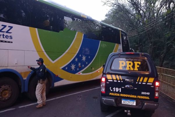 PRF apreende em Guaíra ônibus com cerca de 300 garrafas de vinho